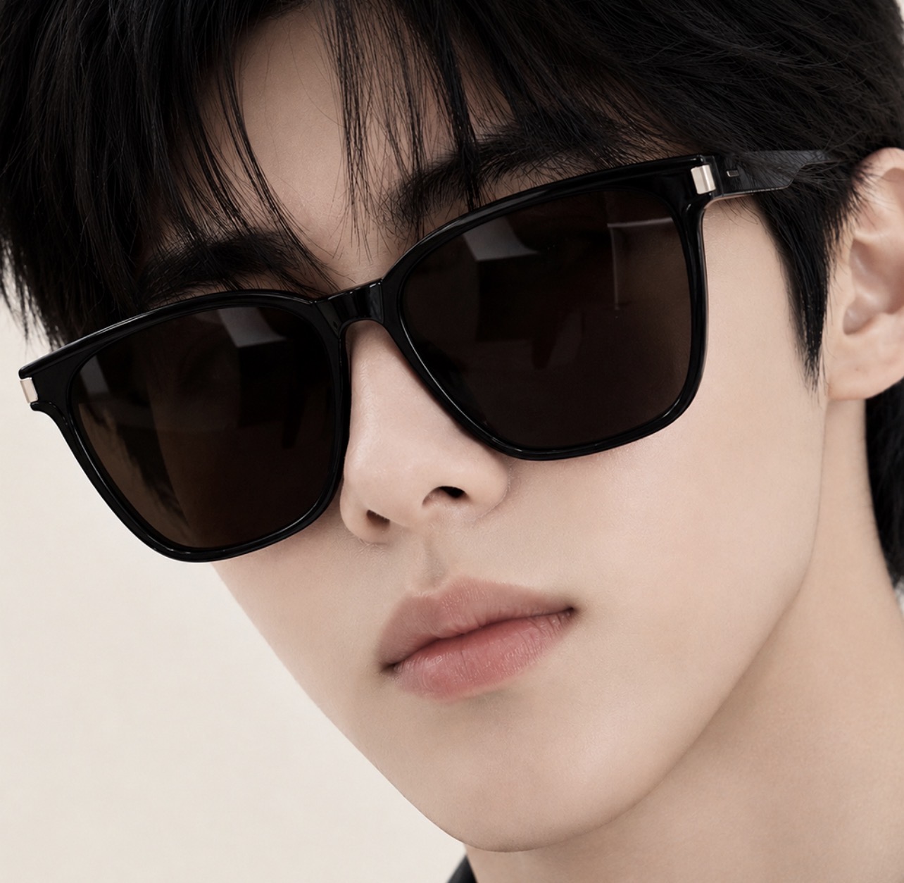 Hisn UV-blocking oversized sunglasses for men and women